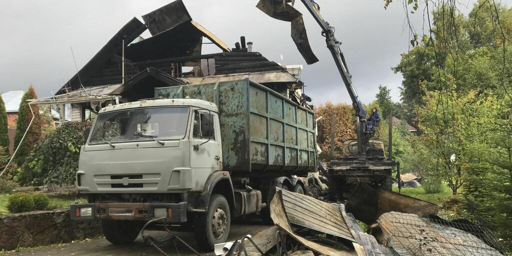 Вывоз мусора после пожара с утилизацией в Куйбышеве в октябре