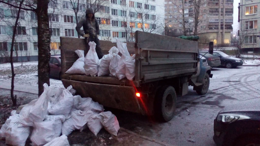 Вывоз мусора в мешках в Куйбышеве в октябре