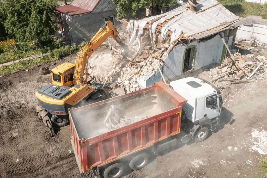 Вывоз мусора после сноса зданий с выездом в Куйбышеве в октябре