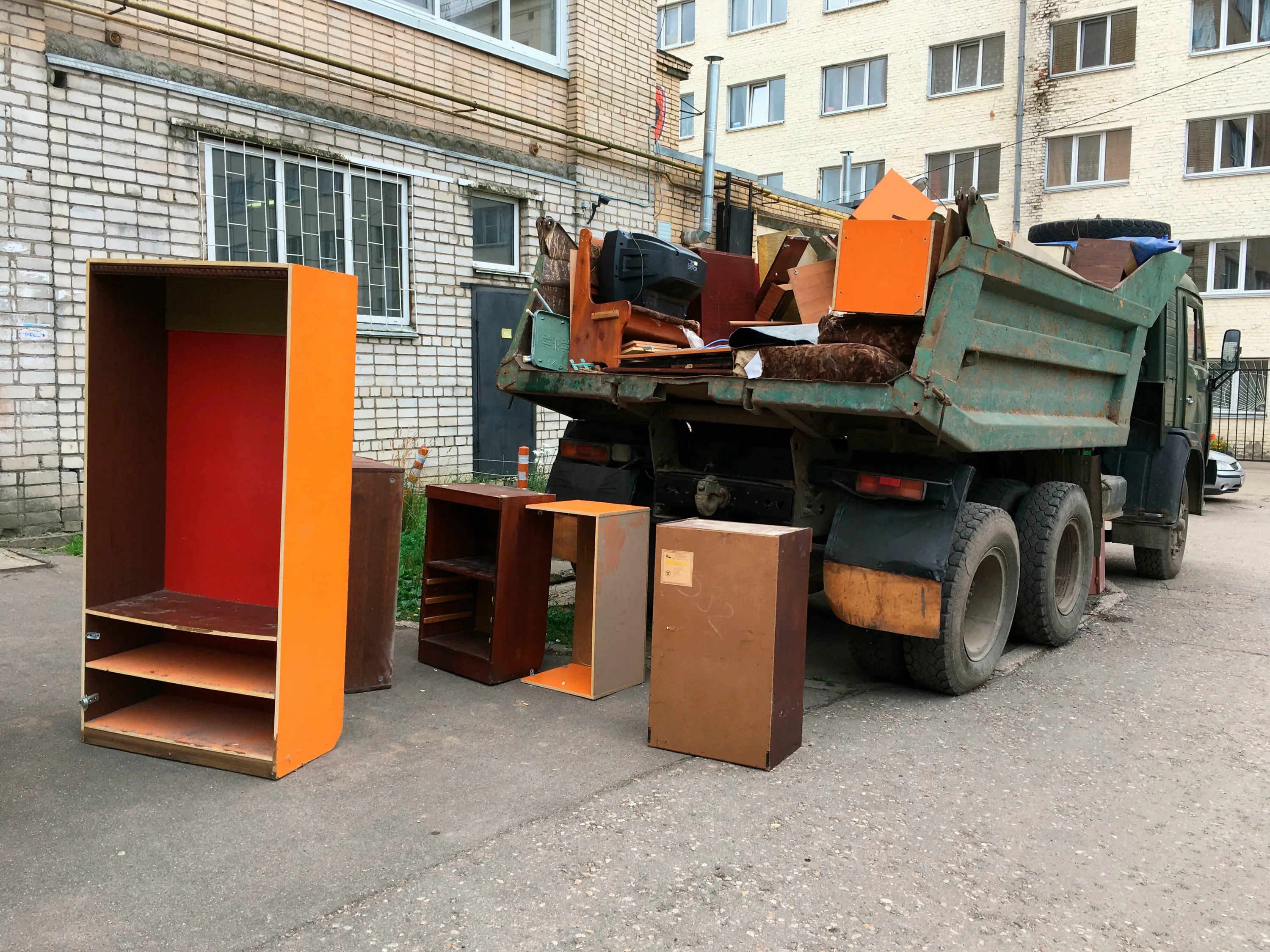Утилизация старой мебели с вывозом и разбором в Куйбышеве в октябре