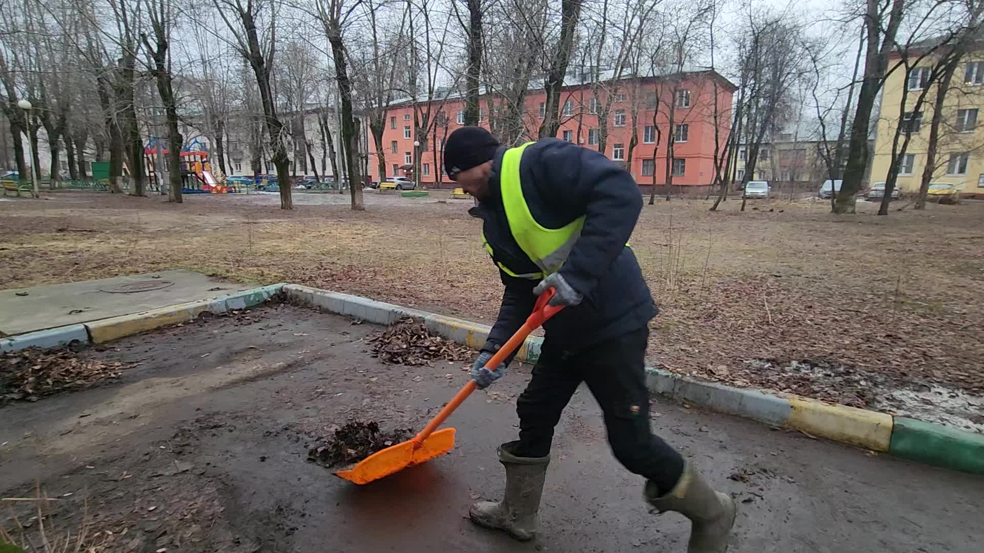 Уборка территорий в Куйбышеве в октябре